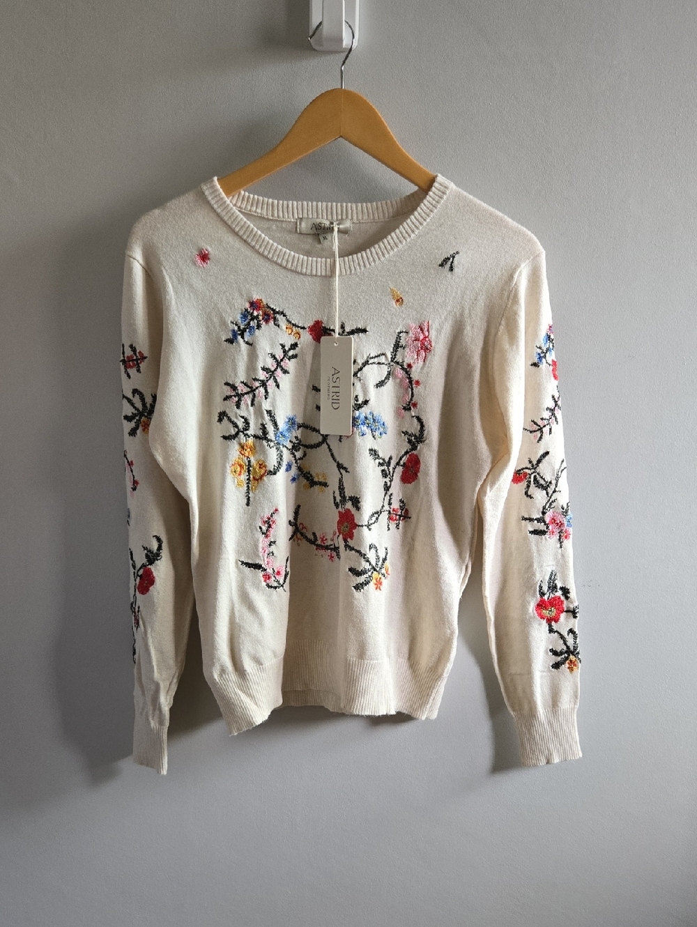 NWT Astrid Cream Coloured Sweater With Floral Embroidery Size XL